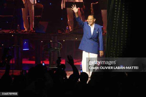French singer Henri Salvador salutes the audience at the end of the last concert of his 60 year career, 21 December 2007 at the Palais des Congrès in...