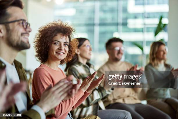 imprenditori felici che applaudono in un seminario nella sala del consiglio. - servizio sociale foto e immagini stock