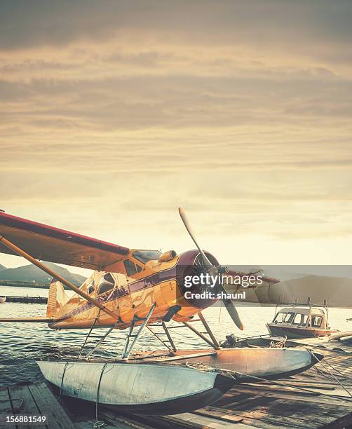 wasserflugzeug in sonnenuntergang - wasserflugzeug stock-fotos und bilder