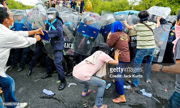 Thai anti-government protesters battle riot police during a large anti government protest on November 24, 2012 in Bangkok, Thailand. The Siam Pitak...