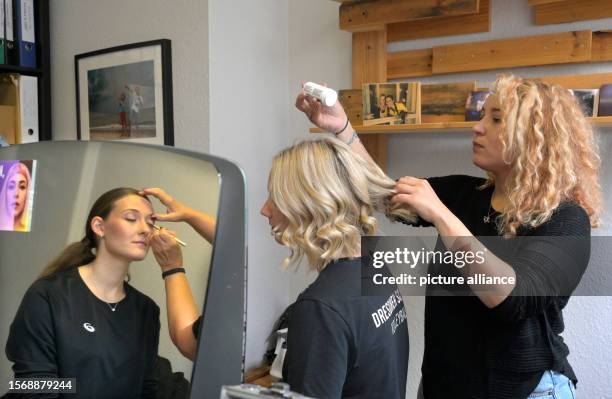 August 2023, Saxony, Dresden: Sarah Straube and Jennifer Janiska are styled by make-up artist Katharina Henderson for the photo shoot for the annual...