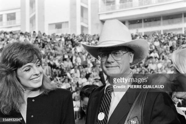 File picture taken on October 5, 1986 in Paris, shows US actors Larry Hagman and Linda Gray of the TV series "Dallas" attending the Arc de Triomphe...