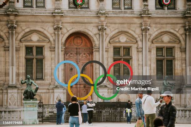 anillos olímpicos frente al hôtel de ville en la primavera de 2023 - parís, francia - juegos olímpicos fotografías e imágenes de stock