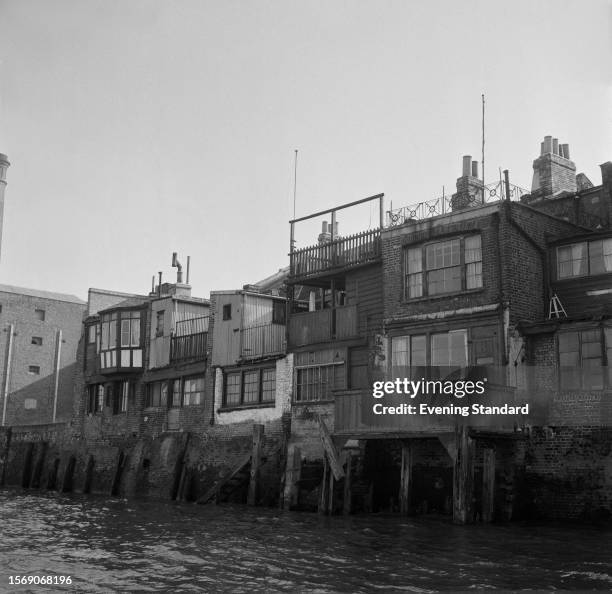 Row House Rotherhithe 64 Run Down Tavern Stock Photos, High-Res Pictures, and Images - Getty ...