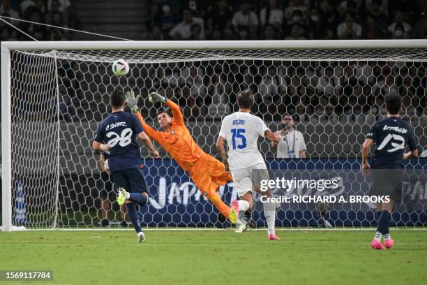 Inter Milan's Serbian goalkeeper Filip Stankovic fails to stop a shot by Paris Saint-Germain's Portuguese midfielder Vitinha for the first goal of...