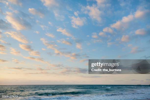 idyllic sky during sunset at the sea - ciel changeant photos et images de collection