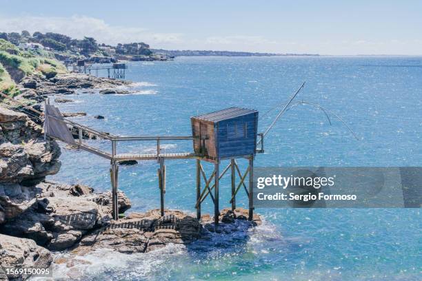 picturesque fishery huts made of wood by the jade coast in pornic, france - atlantikküste frankreich stock-fotos und bilder