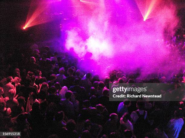 crowd at music event - dancefloor fotografías e imágenes de stock