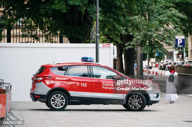 coche de la policía autonómica de navarra - comunidad foral de navarra fotografías e imágenes de stock