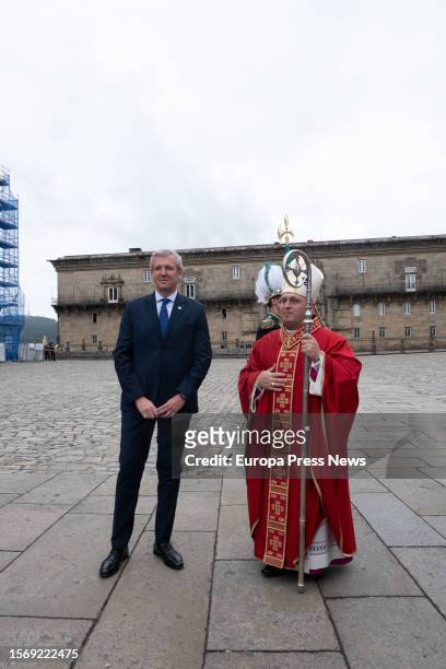 The president of the Xunta de Galicia, Alfonso Rueda , and the auxiliary bishop of the diocese of Compostela, Francisco Jose Prieto Fernandez , pose...
