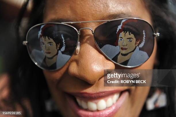Fan Michelle Stevenson arrives for the world premiere of the Michael Jackson movie "This is it" at the Nokia Theatre on October 27, 2009 in Los...
