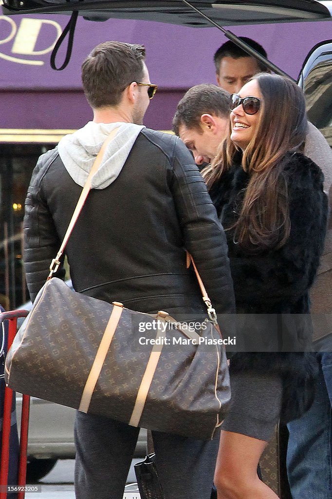 Celebrity Sighting in Paris - November 25, 2012