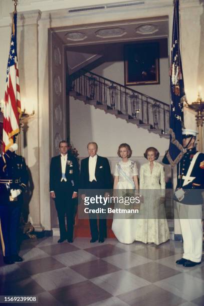 King Juan Carlos of Spain, US President Gerald Ford, Queen Sofia of Spain and First Lady Betty Ford pose for pictures prior to a dinner at the White...