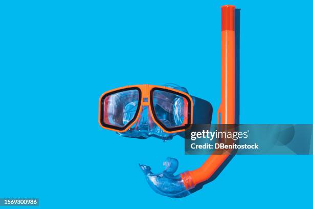 glasses and tube, orange, for diving to snorkel on a blue background. concept of summer, underwater, underwater world, diving, breathing, submerging, swimming pool, vacation and relaxation. - scuba mask stock pictures, royalty-free photos & images
