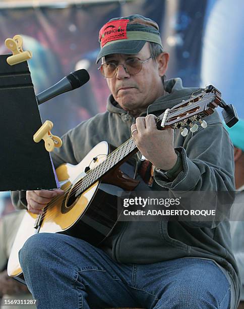 Cuban singer-songwriter Silvio Rodriguez performs at the prison of Guajamal, in the outskirts of Santa Clara, some 260km east of Havana, 28 January...