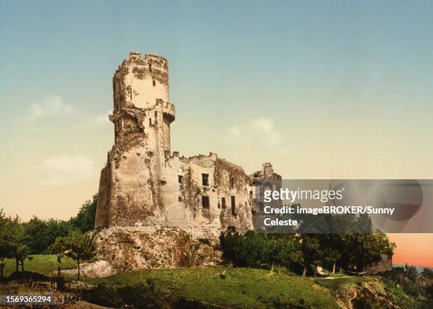 tournoel castle is the ruin of a spornburg near volvic in auvergne, clermont-ferrand, france, c. 1890, historic, digitally enhanced reproduction of a photochrome print from 1895 - オルタナティブプロセス点のイラスト素材／クリップアート素材／マンガ素材／アイコン素材