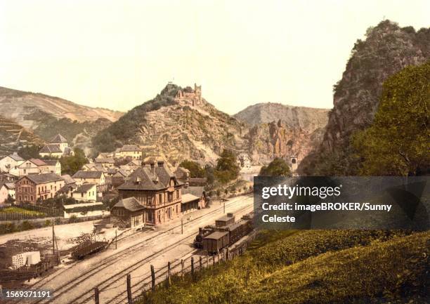 are castle, ruins of a hilltop castle, railway station in the foreground, altenahr municipality in rhineland-palatinate, germany, c. 1900, historic, digitally restored reproduction of a photochrome print from the period - alternative technik stock-grafiken, -clipart, -cartoons und -symbole