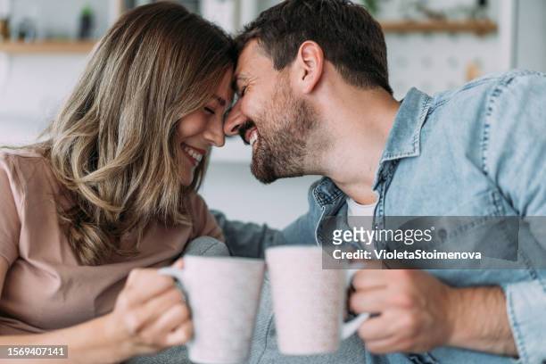 schönes junges paar trinken kaffee zu hause. - share my wife fotos stock-fotos und bilder