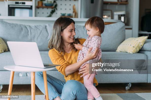 mutter und tochter arbeiten zu hause. - teilzeitarbeiter stock-fotos und bilder