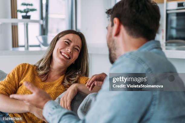 couples heureux à la maison. - flirter photos et images de collection