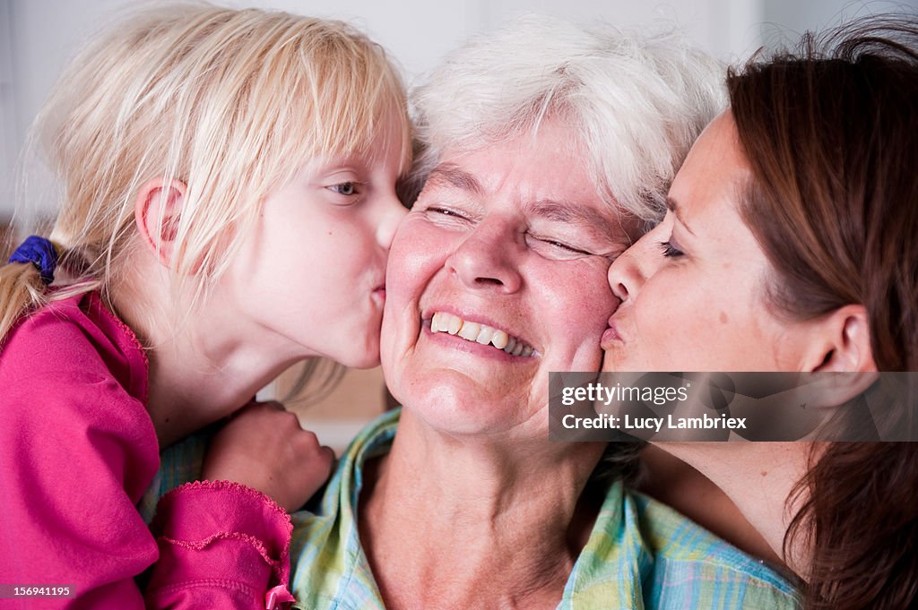 Three generations sandwich kiss