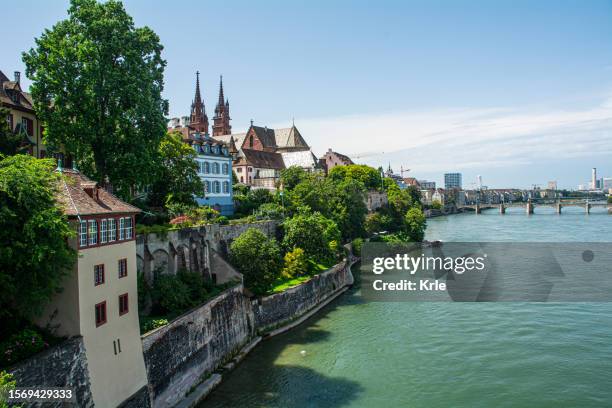 vista sobre el río rin y la zona de la ciudad medieval, - skyline basel fotografías e imágenes de stock