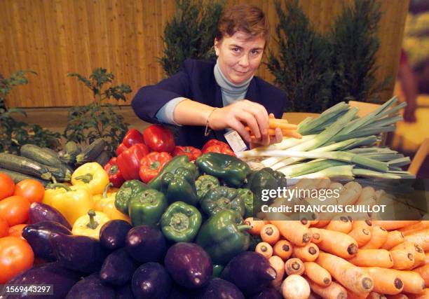 Une agricultrice présente sur son stand, le 28 février 2000 des légumes issus de l'agriculture biologique, lors de la 37e édition du salon de...