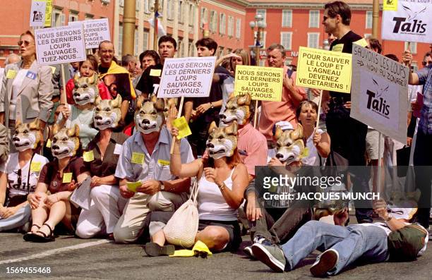 Une centaine de personnes manifestent le 1er juillet 2000 à Nice pour protester contre le "plan loup" du gouvernement. Des représentants...
