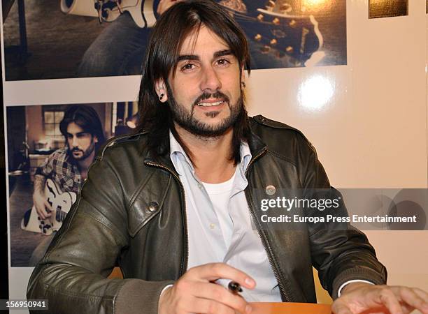 Melendi signs copies of his new album 'Lagrimas desordenadas' on November 13, 2012 in Madrid, Spain.