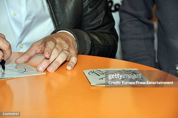 Melendi signs copies of his new album 'Lagrimas desordenadas' on November 13, 2012 in Madrid, Spain.