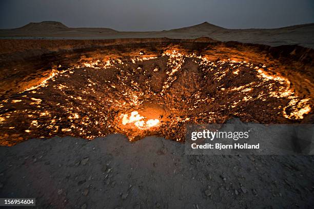 darvaza gas crater, karakum desert, turkmenistan - vulkanische krater stockfoto's en -beelden
