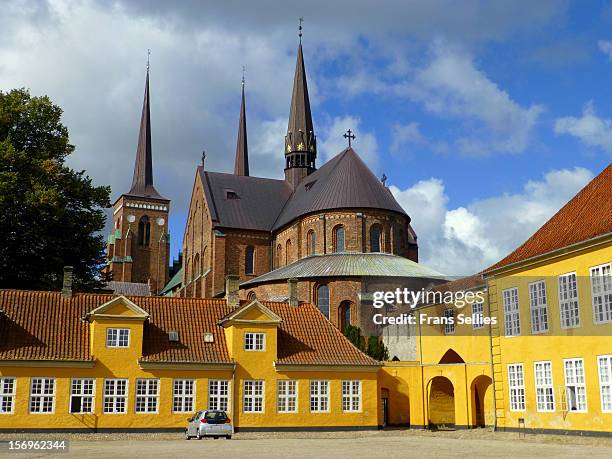 roskilde cathedral, denmark - kathedraal van roskilde stockfoto's en -beelden