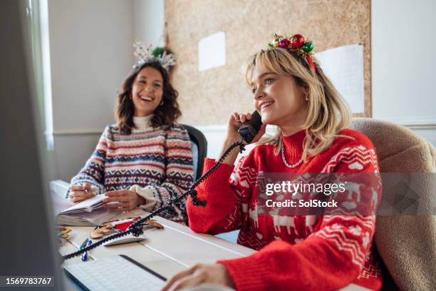 wishing clients merry xmas - christmas jumpers stockfoto's en -beelden