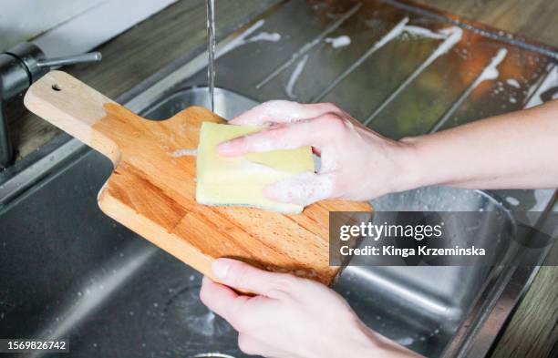 washing cutting board - cutting board stockfoto's en -beelden