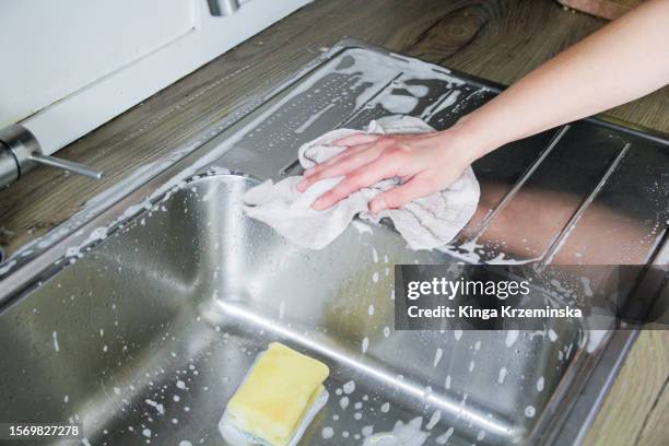 cleaning the sink - keukengootsteen stockfoto's en -beelden