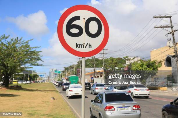 公道で60kmの速度 - road signal ストックフォトと画像