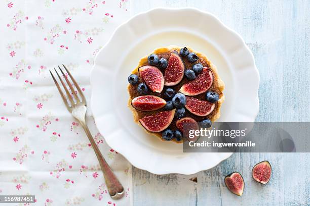 figs and blueberry tarte - fruit tart stock-fotos und bilder