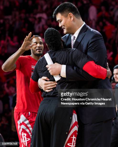 Watch: McGrady congratulates Yao during jersey retirement dinner