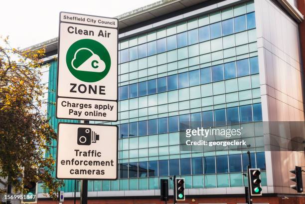 clean air zone sign - sheffield street stock pictures, royalty-free photos & images