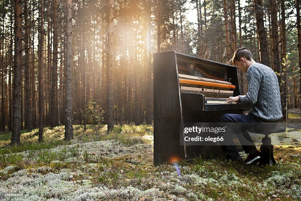 Man spielt Klavier