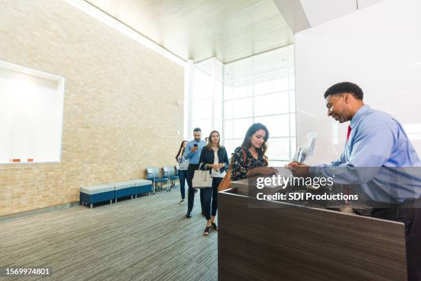 banqueiro homem conta dinheiro sacado por jovem - cooperativa de crédito - fotografias e filmes do acervo