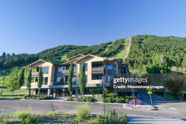one town hill condos at snow king mountain on south cache street of jackson (jackson hole) in teton county, wyoming - jackson hole mountain resort stock pictures, royalty-free photos & images