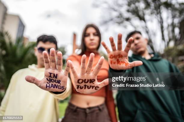 close-up da mão de um manifestante escrito com palavras motivacionais - anti corruption - fotografias e filmes do acervo