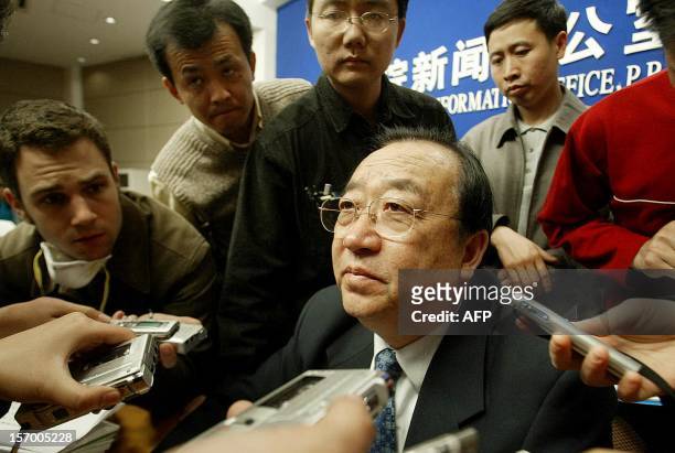 Zhu Qingsheng, vice minister of health faces the media following a press conference on updated figures for SARS cases, 20 April 2003 in Beijing....