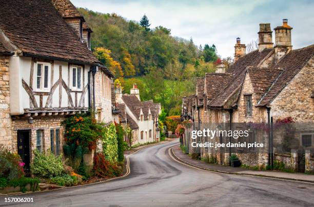 castle combe in the fall, wiltshire, england - cottage exterior stockfoto's en -beelden