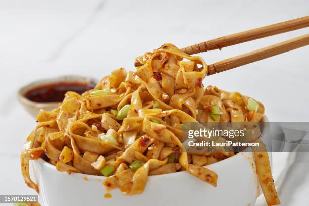 instant tingly chili ramen noodles with  chili crunch oil - szechuan cuisine stockfoto's en -beelden