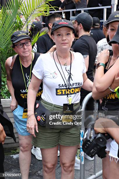 Samantha Mathis Photos and Premium High Res Pictures - Getty Images