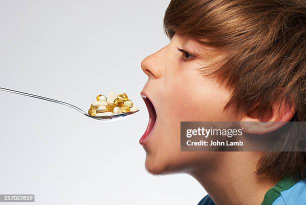 vitamin dose - bouche ouverte photos et images de collection