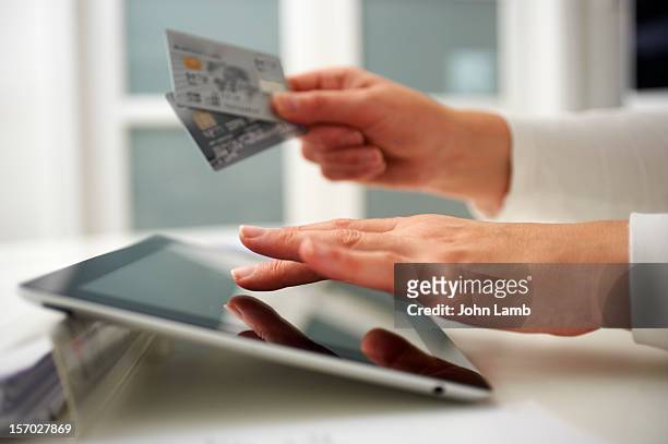 credit card comparison - england media access fotografías e imágenes de stock