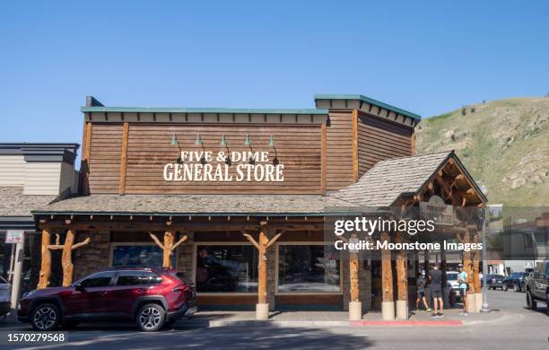 five & dime general store in der north cache street in jackson in teton county, wyoming - store sign stock-fotos und bilder